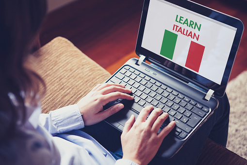 donna-al-computer-con-scritto-learn-italian-del-corso-di-italiano-business
