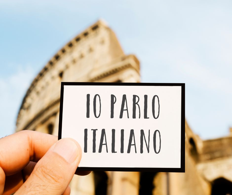 scritta "io parlo italiano" per imparare italiano online con il Colosseo sullo sfondo